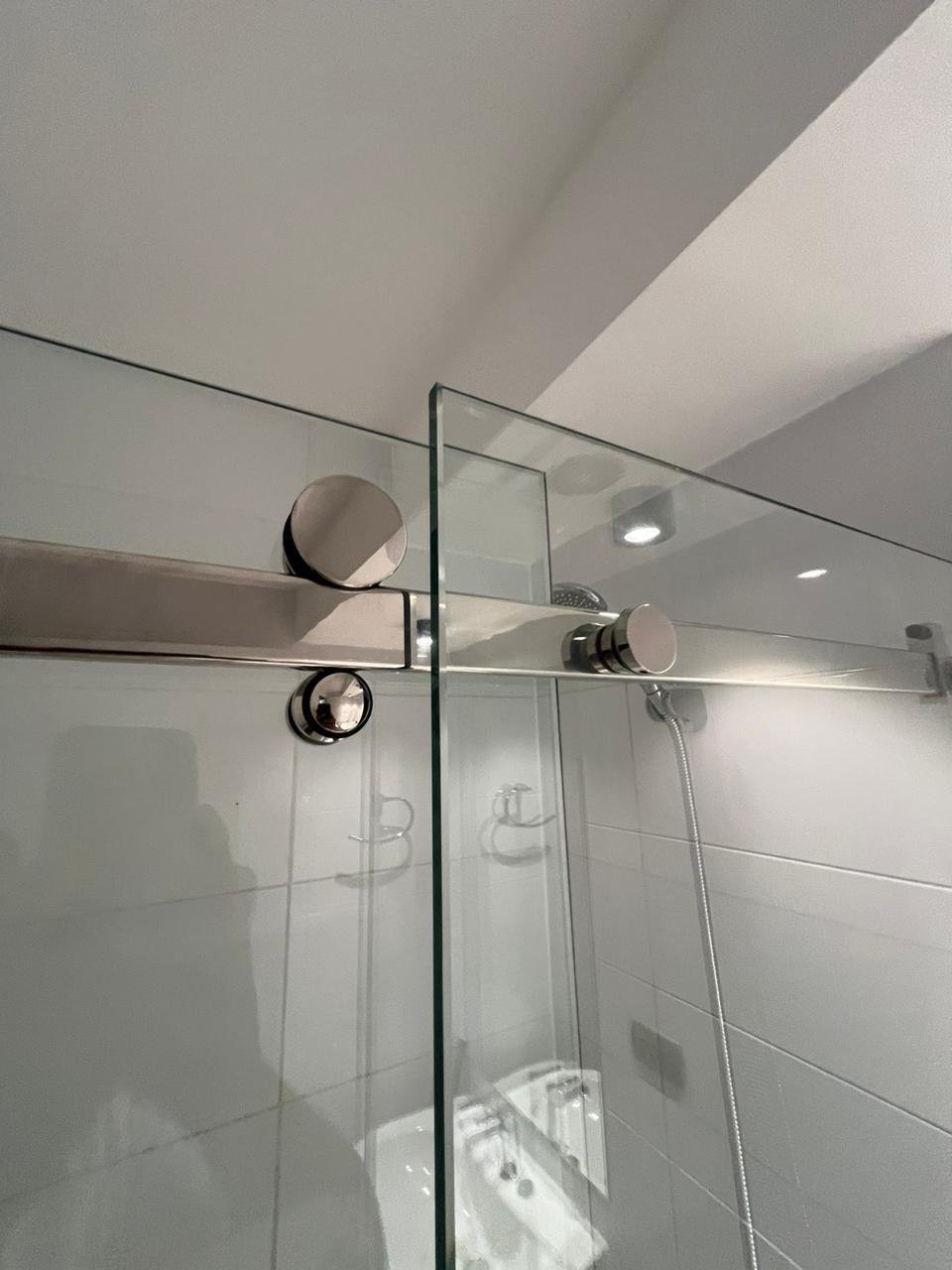 Detalle de corredera, trabajo realizado por Raisa en Shower doors