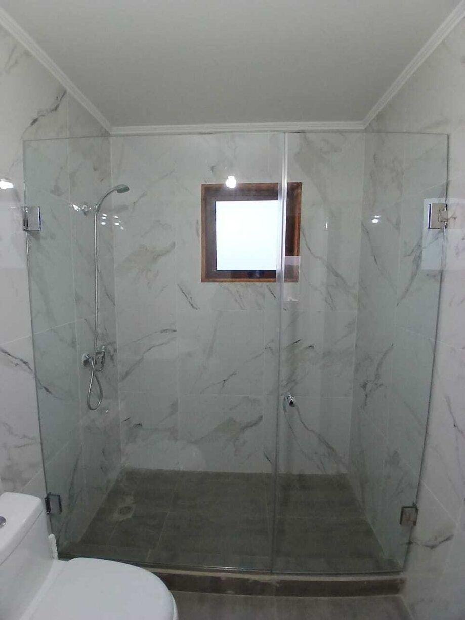 Shower de apertura central, trabajo realizado por Raisa en Shower doors